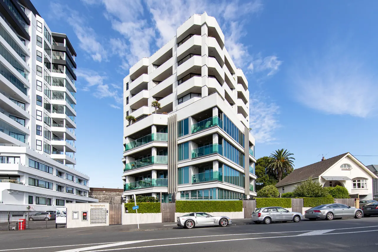 Western Park from Hopetoun Street on a clear day, with its gated entry
